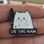 Pin metalico gatito cuchillo