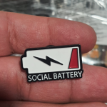 Pin metálico social battery